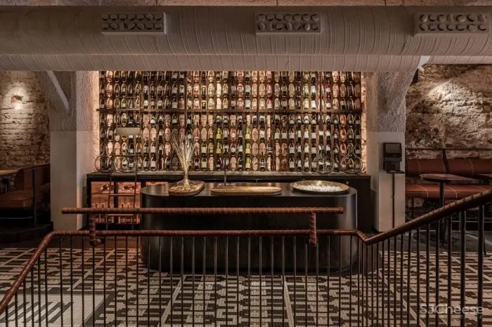 乌克兰历史中心的疯狂酒馆,六个楼层汇集了五家不同风格的酒吧及餐厅 YOD design Lab