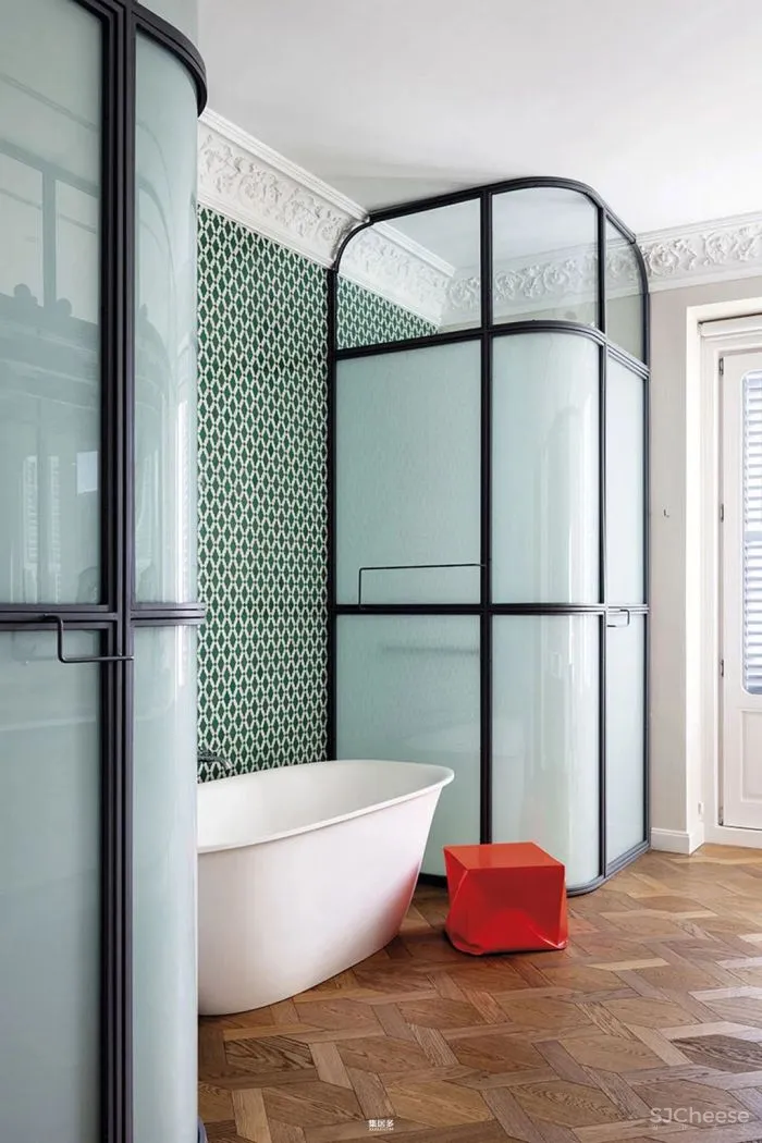 当代设计和艺术品为这座历史悠久的马德里公寓注入新无限活力