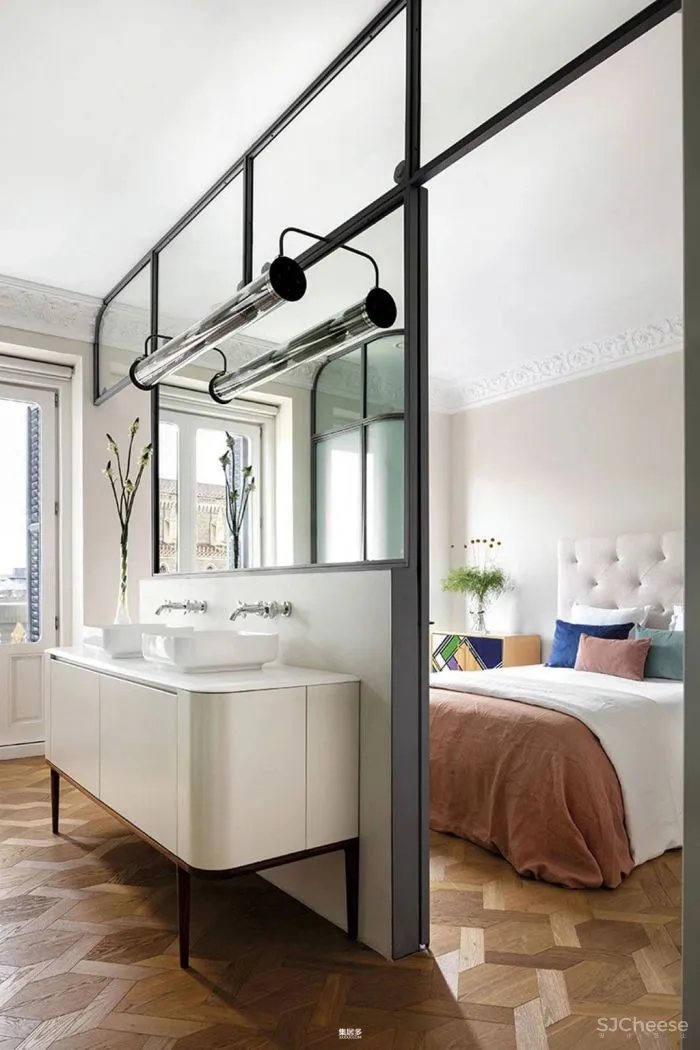 当代设计和艺术品为这座历史悠久的马德里公寓注入新无限活力