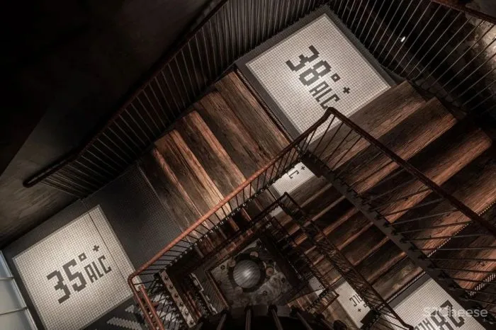 乌克兰历史中心的疯狂酒馆,六个楼层汇集了五家不同风格的酒吧及餐厅 YOD design Lab