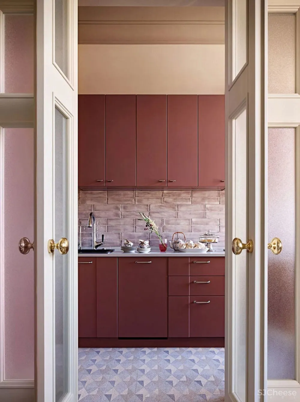 沐浴在阳光下安静温暖的莫斯科老房子中的时尚公寓