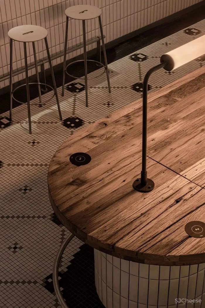 乌克兰历史中心的疯狂酒馆,六个楼层汇集了五家不同风格的酒吧及餐厅 YOD design Lab