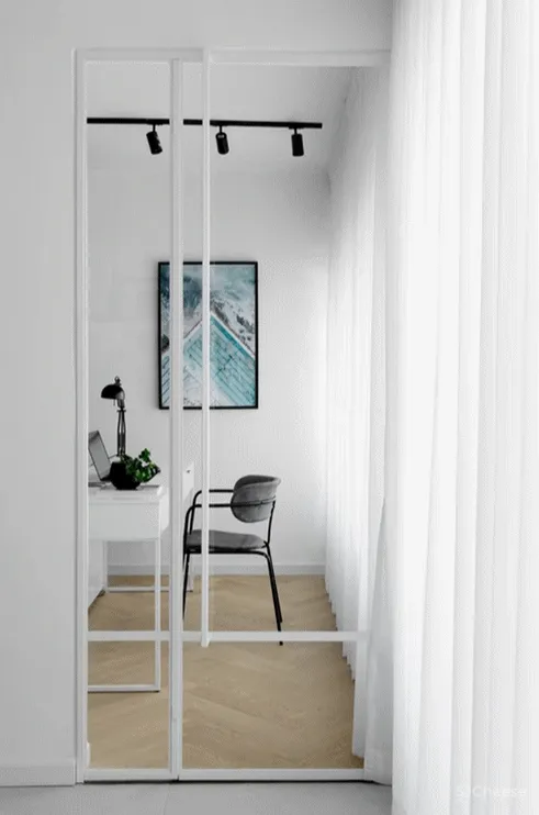 一间由储藏室改成的公寓,从拆除隔墙到色彩提亮,完全看不出曾经的拥挤黑暗