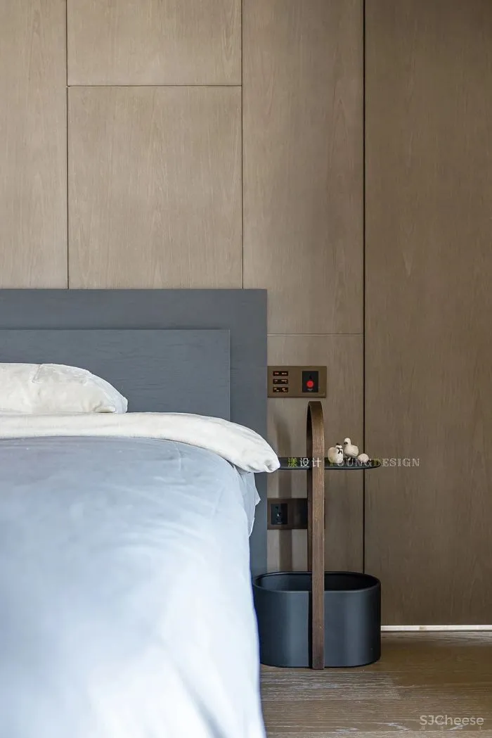 160㎡现代，深色端庄空间，简约舒适家具，营造出成熟稳重气质