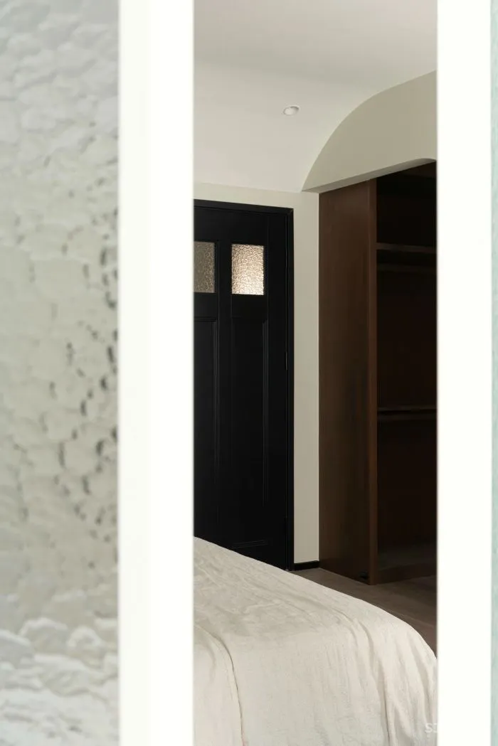 重庆146㎡三口之家,60w装成“赤贫风”,弧线、柚木、肌理,沉静而诗意!