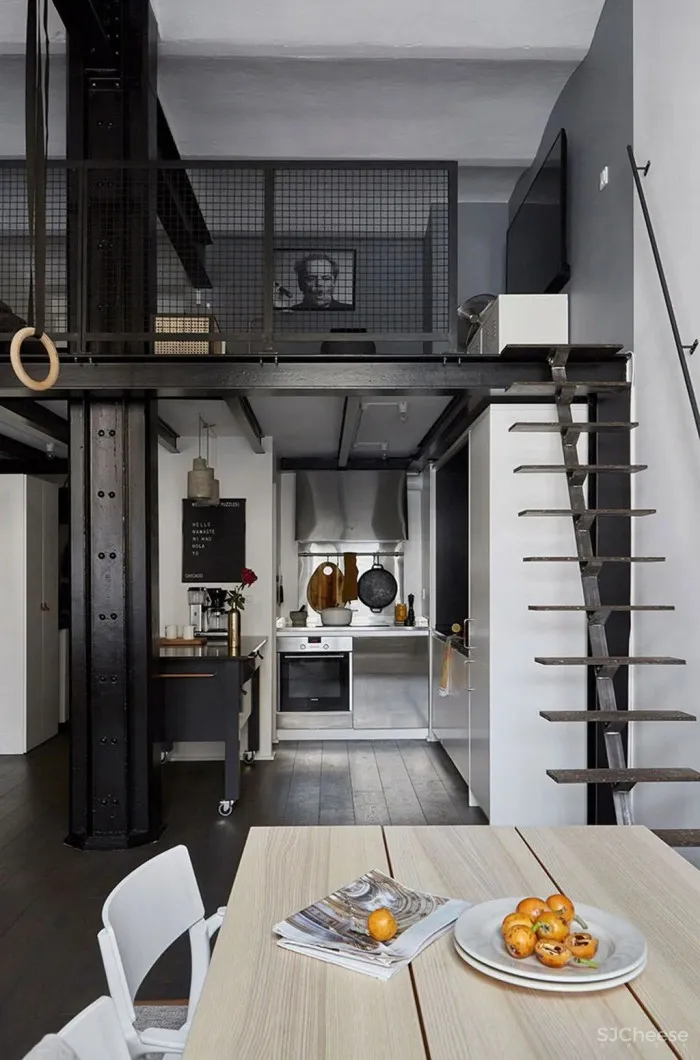 一位女性音乐家在斯德哥尔摩的夹层阁楼公寓（64平方米）