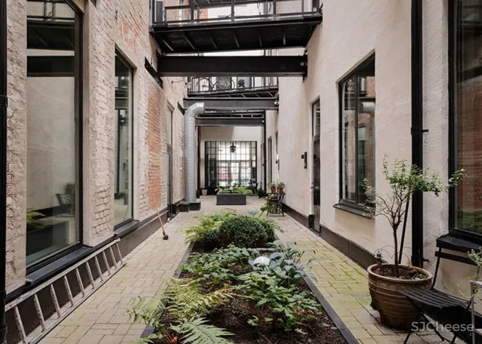 一位女性音乐家在斯德哥尔摩的夹层阁楼公寓（64平方米）