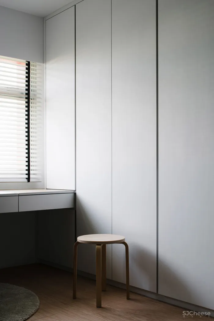 如何完善黑色，白色，木质-灰色调色板