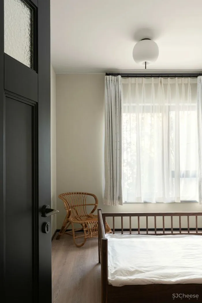 重庆146㎡三口之家,60w装成“赤贫风”,弧线、柚木、肌理,沉静而诗意!