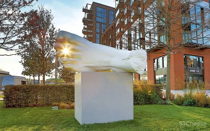 伦敦上空惊现透明泳池,架在公寓楼之间,带火两栋楼