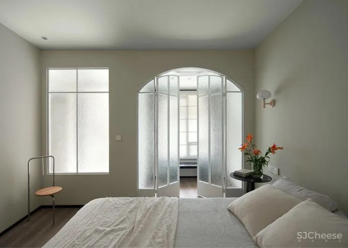 重庆146㎡三口之家,60w装成“赤贫风”,弧线、柚木、肌理,沉静而诗意!