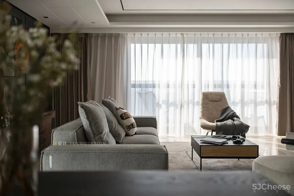 160㎡现代，深色端庄空间，简约舒适家具，营造出成熟稳重气质