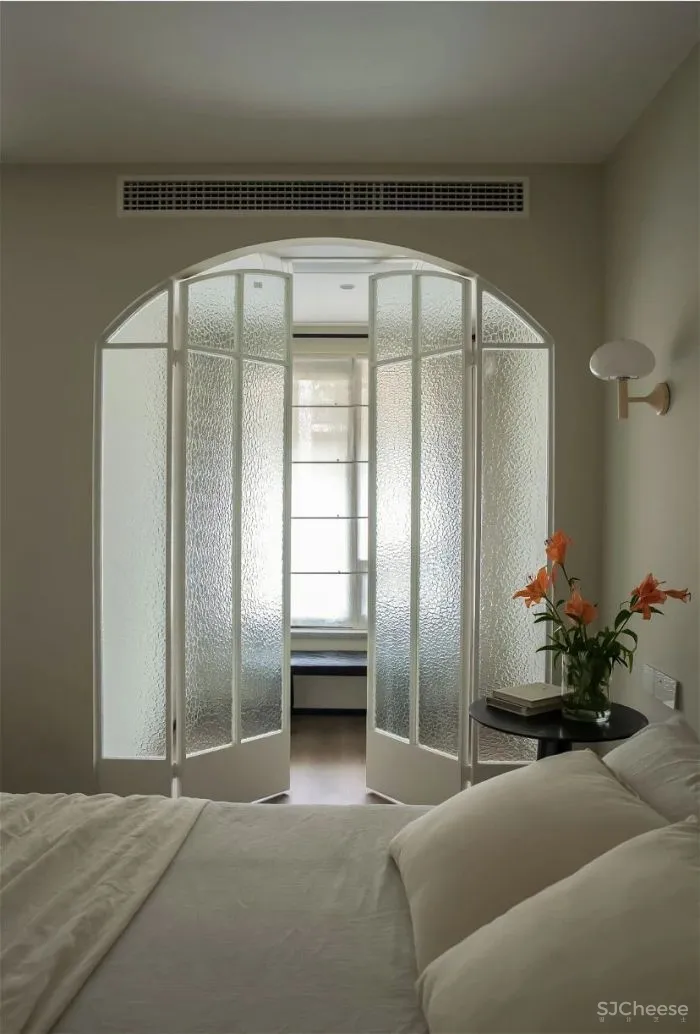 重庆146㎡三口之家,60w装成“赤贫风”,弧线、柚木、肌理,沉静而诗意!