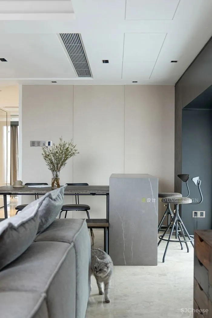 160㎡现代，深色端庄空间，简约舒适家具，营造出成熟稳重气质