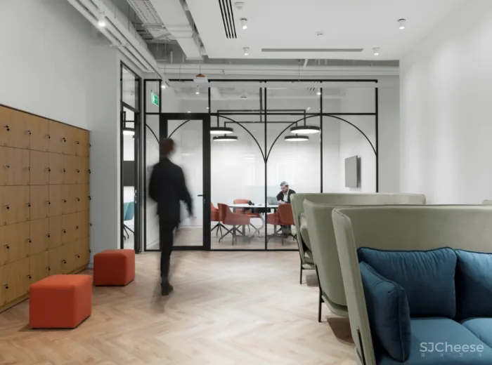 在办公室就能体验登陆太空，竟然有点炫酷！996也能愉快工作了？