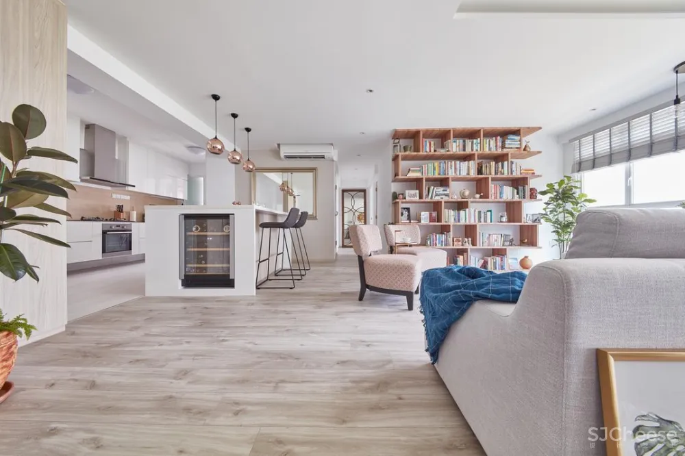 坚持“去客厅化”装修，打满墙书架又做大开间，102㎡宽敞又亮堂