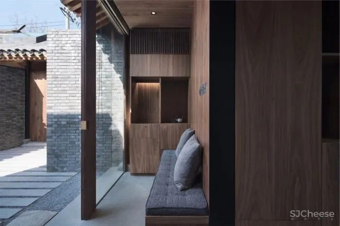 破旧大杂院改造成四合院民宿