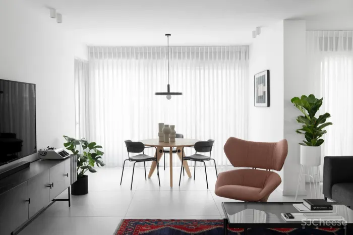 一间由储藏室改成的公寓,从拆除隔墙到色彩提亮,完全看不出曾经的拥挤黑暗