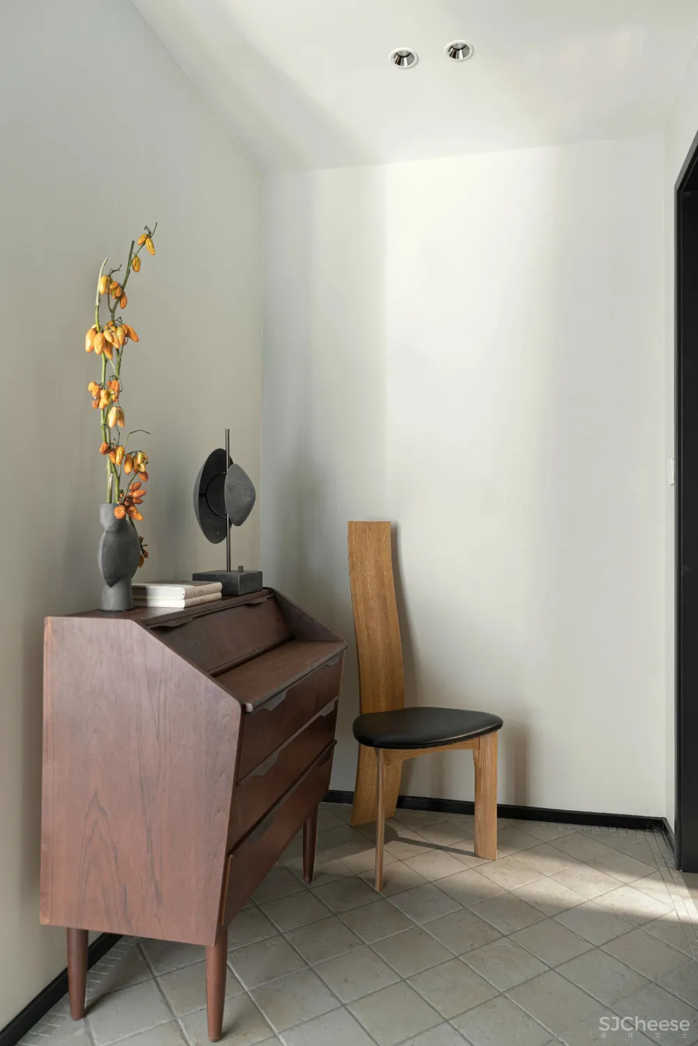 重庆146㎡三口之家,60w装成“赤贫风”,弧线、柚木、肌理,沉静而诗意!