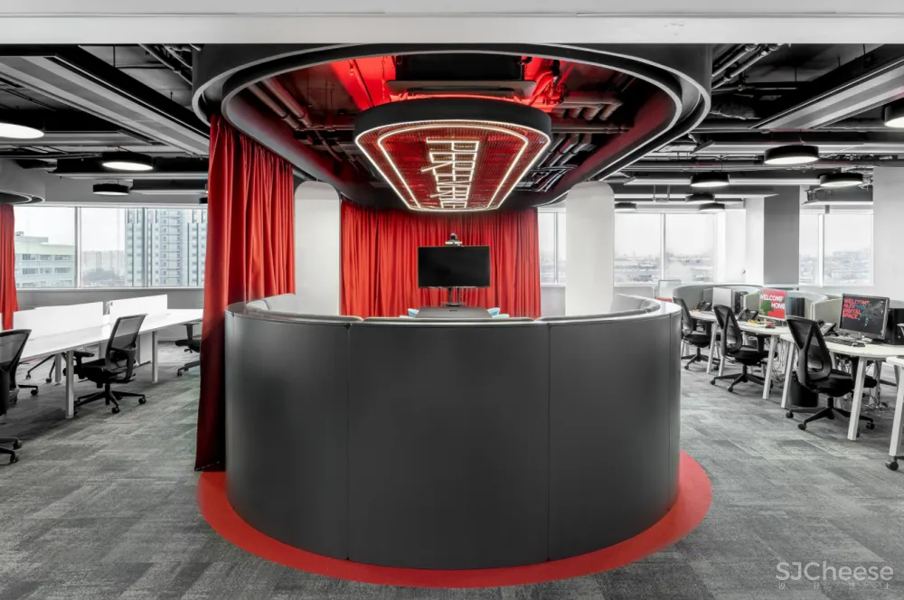 在办公室就能体验登陆太空，竟然有点炫酷！996也能愉快工作了？