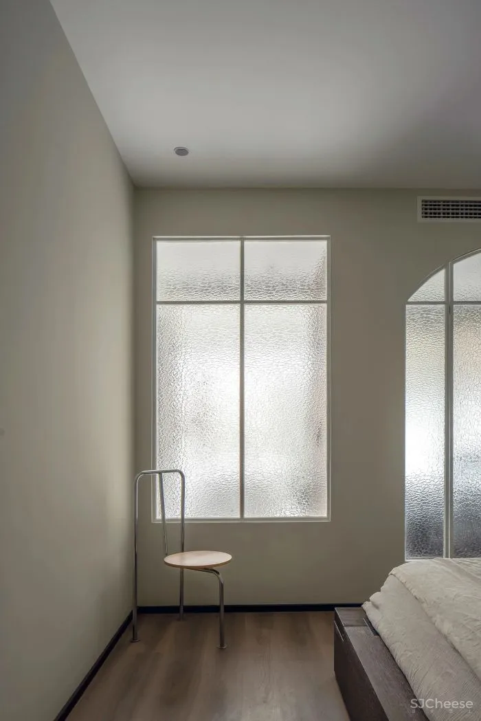 重庆146㎡三口之家,60w装成“赤贫风”,弧线、柚木、肌理,沉静而诗意!