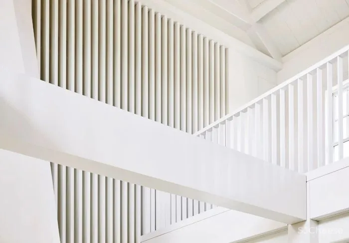 设计师用50种不同层次的白,打造了一个丰富的白色海滨别墅