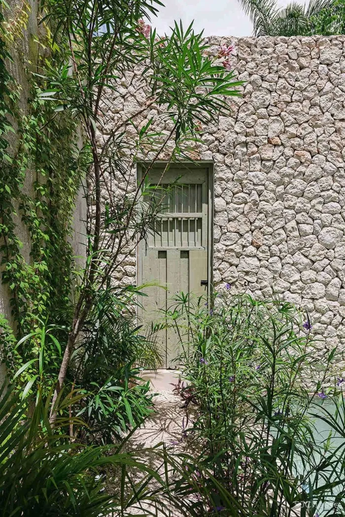 设有小型庭院和游泳池的墨西哥的时尚别墅