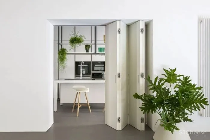 这座百年住宅不仅有精致的穹顶与复古的花砖,也拥有清爽利落的现代气息