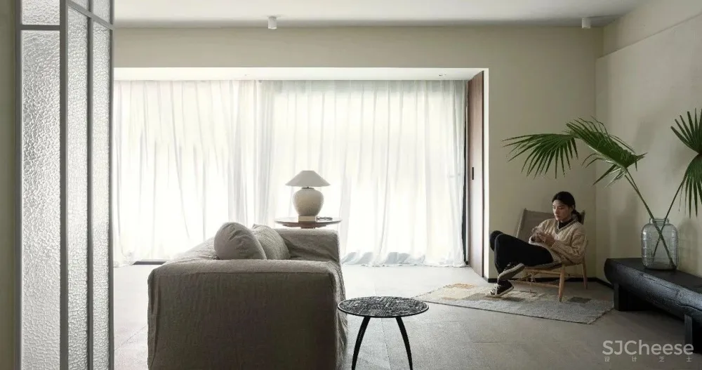 重庆146㎡三口之家,60w装成“赤贫风”,弧线、柚木、肌理,沉静而诗意!