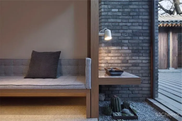 破旧大杂院改造成四合院民宿