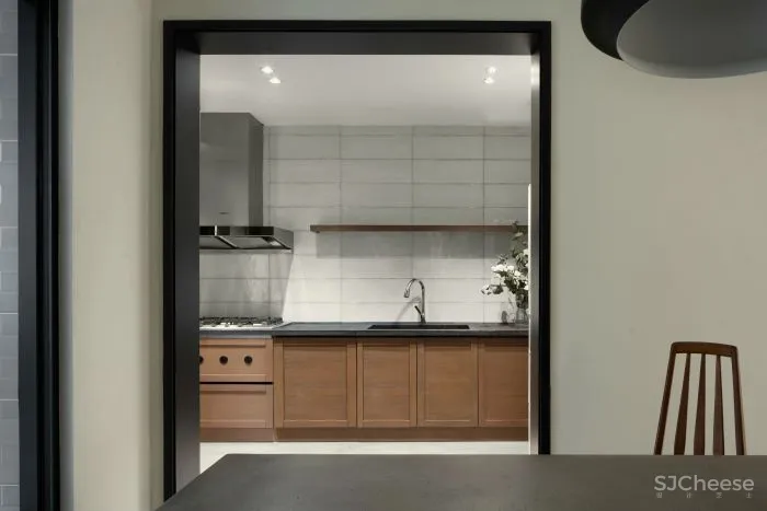 重庆146㎡三口之家,60w装成“赤贫风”,弧线、柚木、肌理,沉静而诗意!