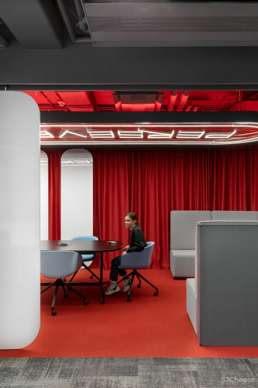 在办公室就能体验登陆太空，竟然有点炫酷！996也能愉快工作了？