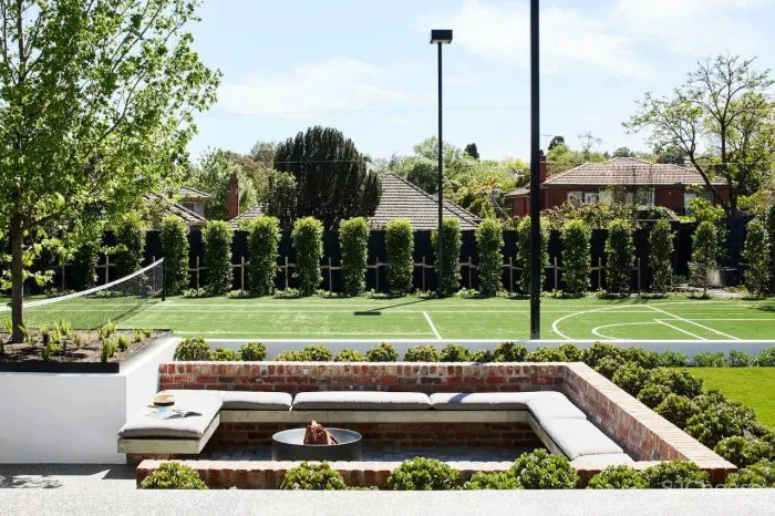 因为有了它,2000多平黑白灰的极简大宅,竟然没那么高冷了!