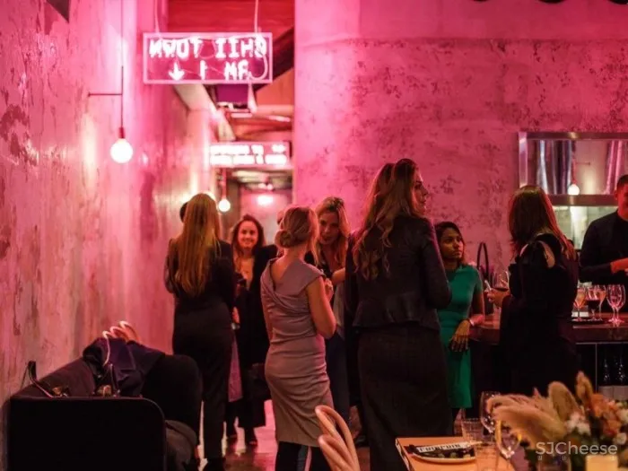 首发 | George Livissianis设计,Chin Chin +DOLPHIN 餐厅