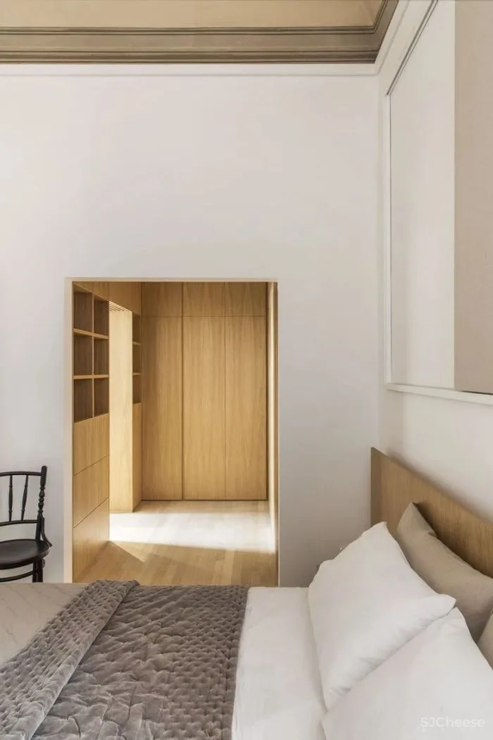 这座百年住宅不仅有精致的穹顶与复古的花砖,也拥有清爽利落的现代气息