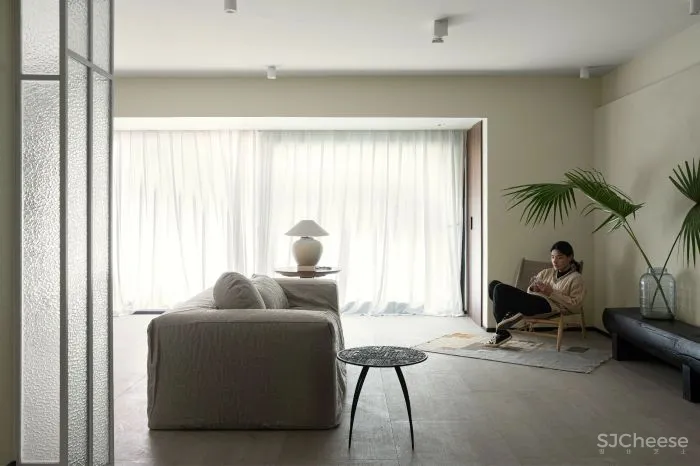 重庆146㎡三口之家,60w装成“赤贫风”,弧线、柚木、肌理,沉静而诗意!