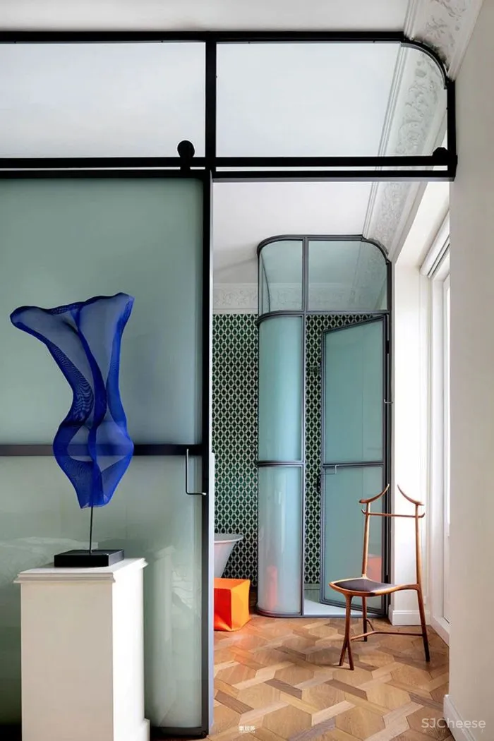 当代设计和艺术品为这座历史悠久的马德里公寓注入新无限活力