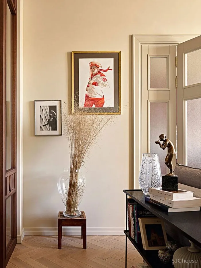 沐浴在阳光下安静温暖的莫斯科老房子中的时尚公寓