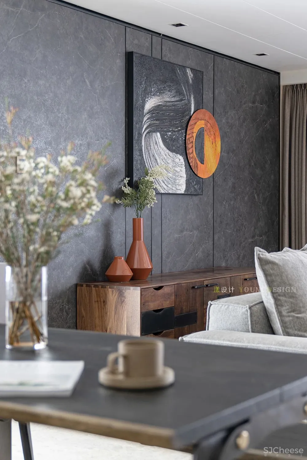 160㎡现代，深色端庄空间，简约舒适家具，营造出成熟稳重气质