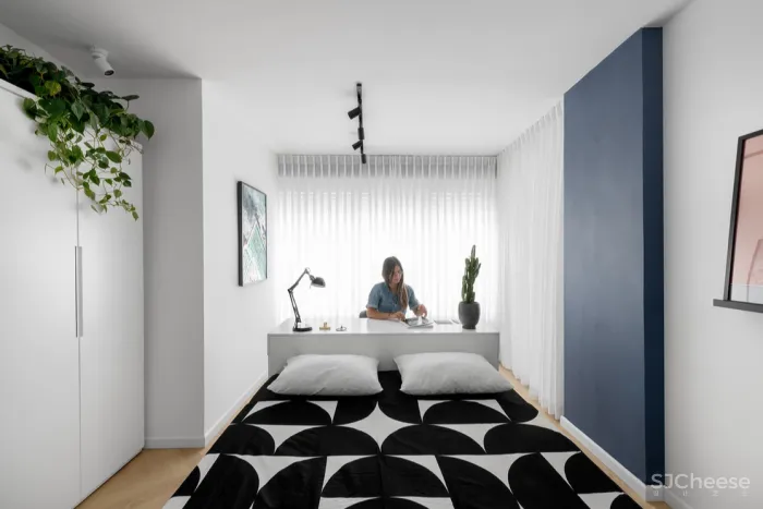 一间由储藏室改成的公寓,从拆除隔墙到色彩提亮,完全看不出曾经的拥挤黑暗