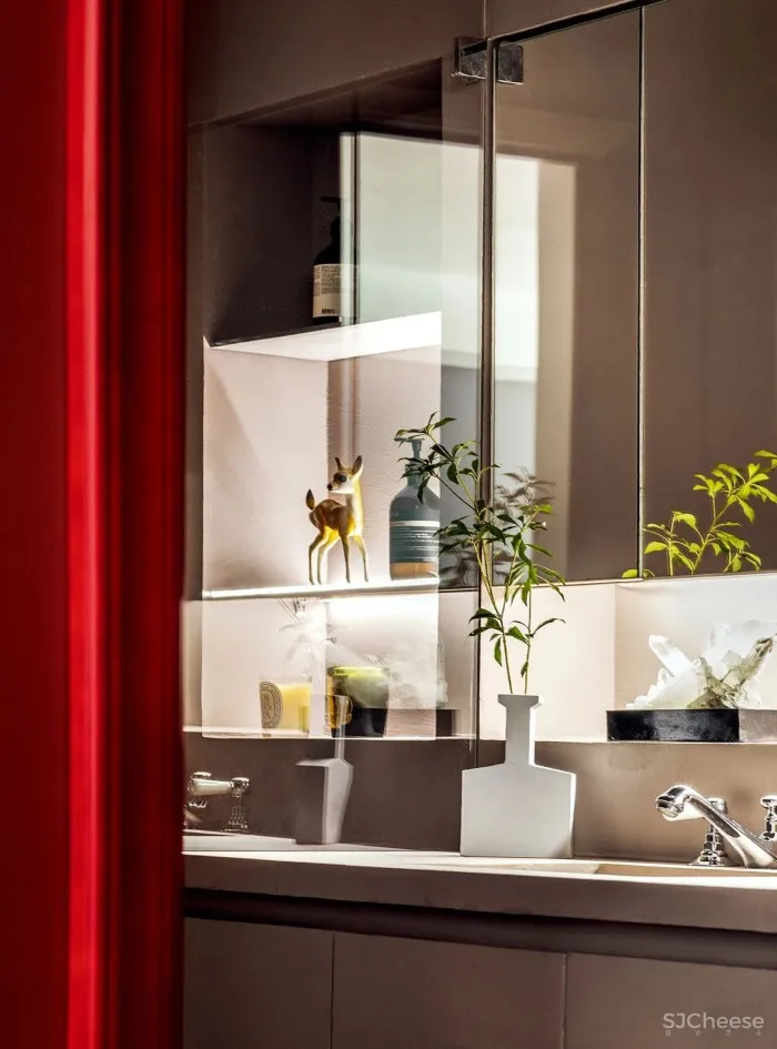 他用时装造型的技巧,在北京造出一只百变“魔盒”