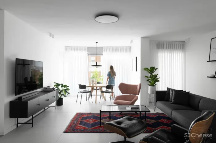 一间由储藏室改成的公寓,从拆除隔墙到色彩提亮,完全看不出曾经的拥挤黑暗