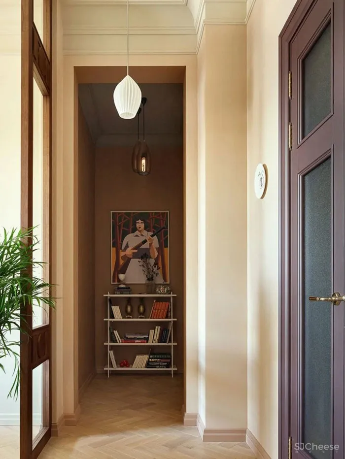 沐浴在阳光下安静温暖的莫斯科老房子中的时尚公寓