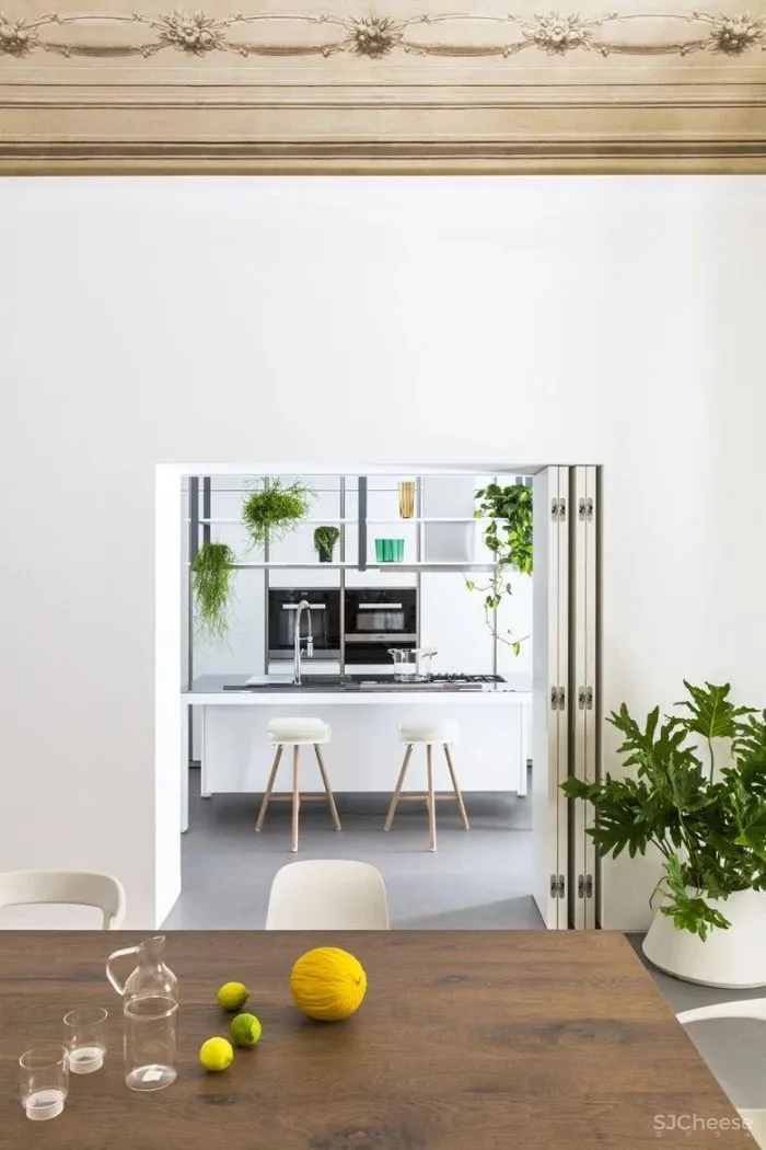 这座百年住宅不仅有精致的穹顶与复古的花砖,也拥有清爽利落的现代气息