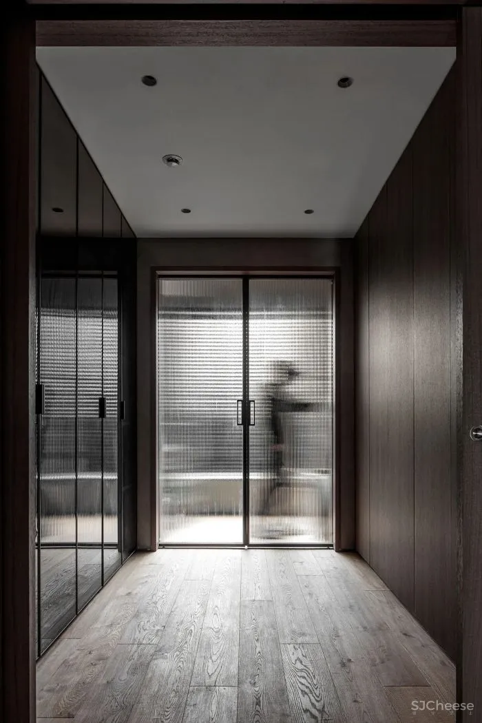 境壹设计丨 暗调咖啡,130㎡奢享一人居