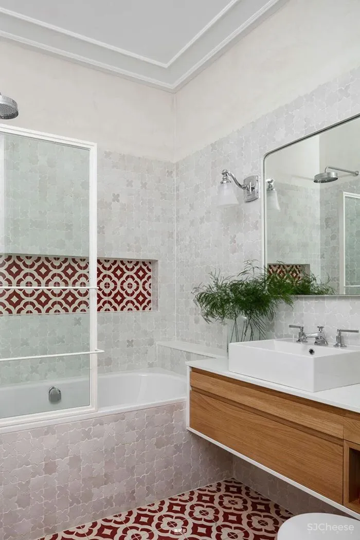 当代设计和艺术品为这座历史悠久的马德里公寓注入新无限活力