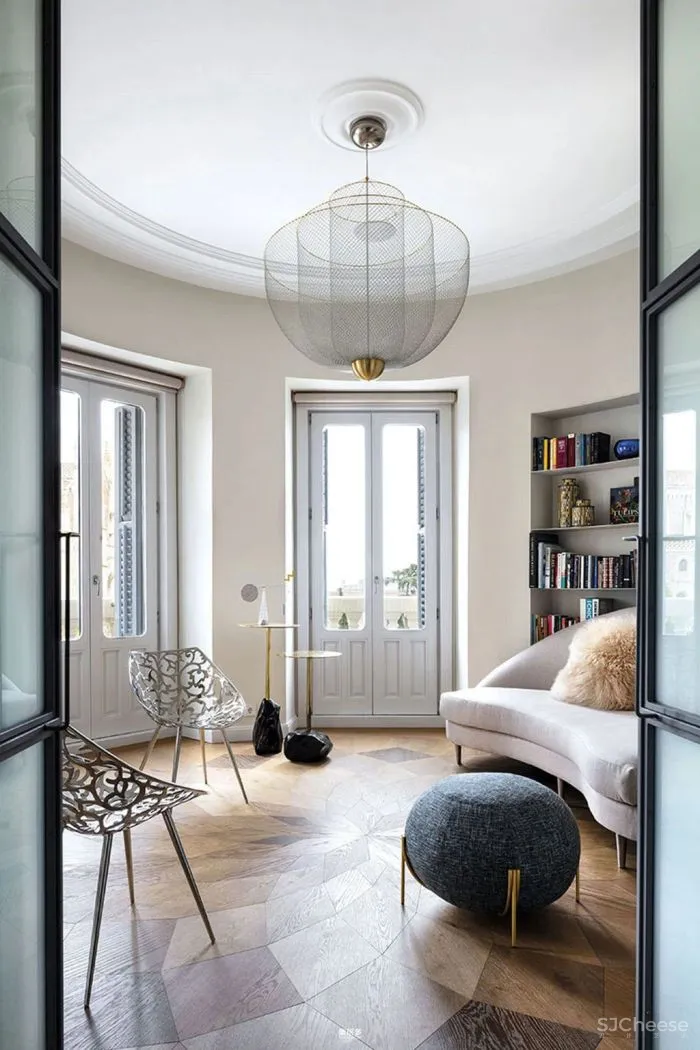 当代设计和艺术品为这座历史悠久的马德里公寓注入新无限活力