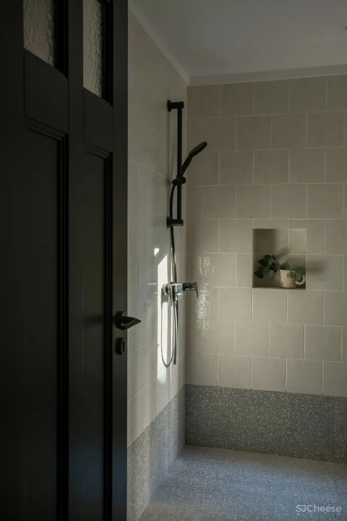 重庆146㎡三口之家,60w装成“赤贫风”,弧线、柚木、肌理,沉静而诗意!