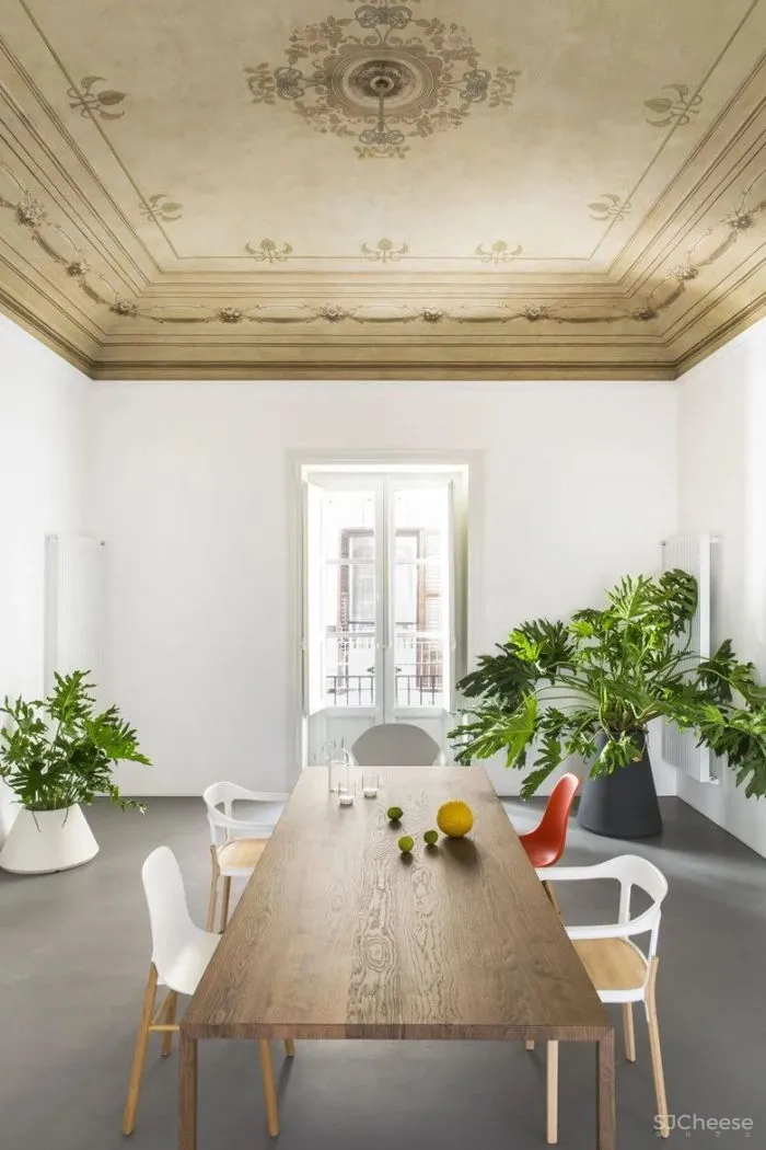 这座百年住宅不仅有精致的穹顶与复古的花砖,也拥有清爽利落的现代气息