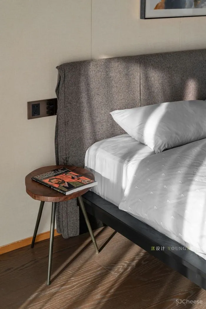 160㎡现代，深色端庄空间，简约舒适家具，营造出成熟稳重气质